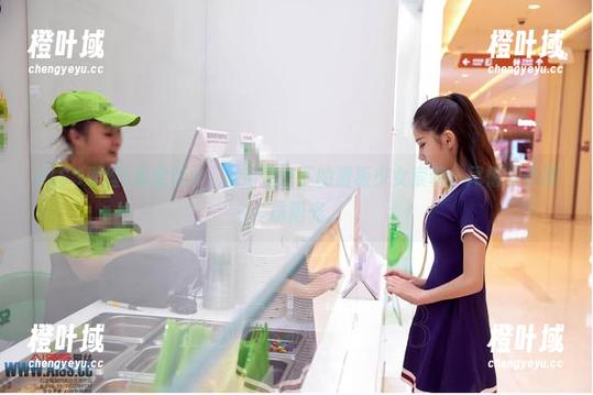 AISS爱丝(黄金版) - 高清壁纸下的滑板少女索菲，尽情享受那一抹阳光。