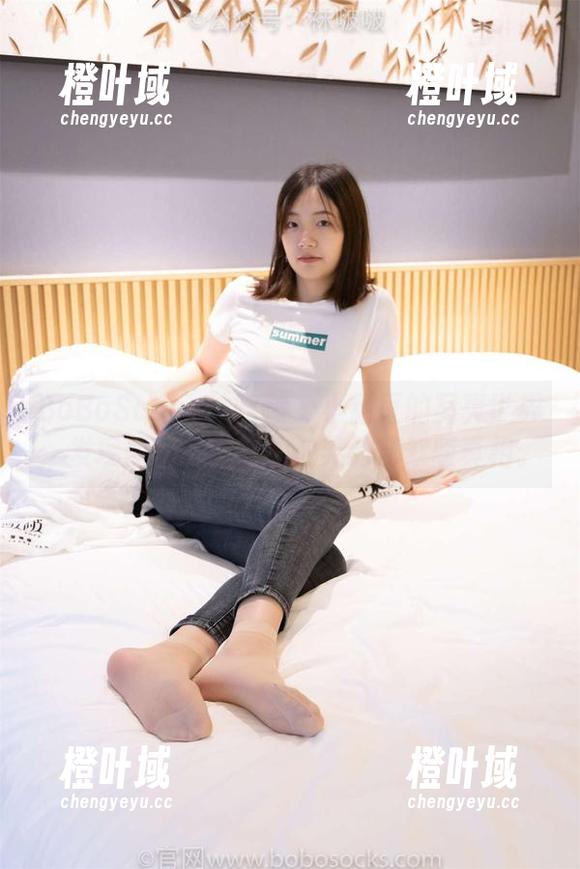 BoBoSocks袜啵啵 - 小甜豆的写真世界：发现黑色丝与奶油泡芙的花絮版真相。
