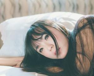 GIRLT果团网 – 在线高清：莫雅淇办公室的魔力时刻！