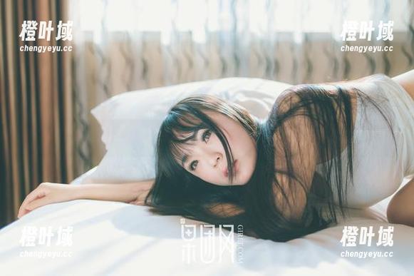 GIRLT果团网 - 在线高清：莫雅淇办公室的魔力时刻！