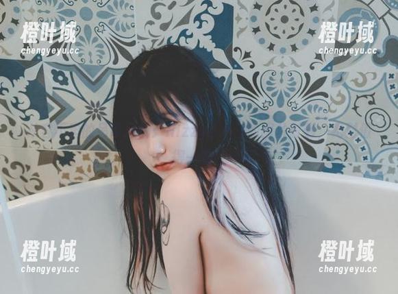 从容不迫的吊带风情：Hizzy(히지)的图片时刻，绝对值得一瞧！