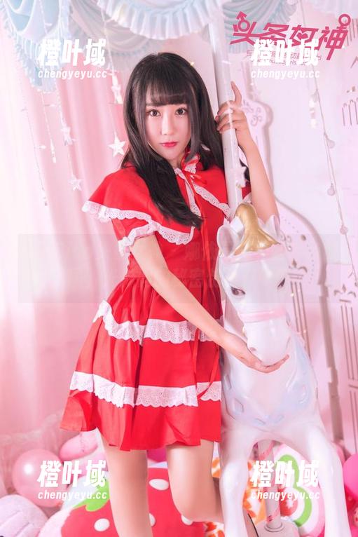 TouTiao头条女神 - 娜依灵儿美腿全套原图，光影间的秘密仿佛在呢喃