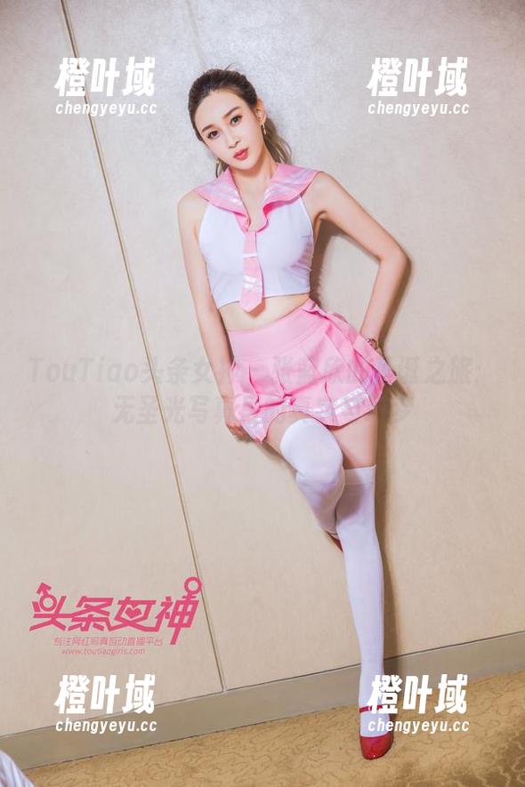 TouTiao头条女神-张蓝欣 TouTiao头条女神 - 张蓝欣的圣诞之旅:无圣光写真里的真实与幻梦