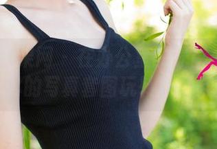 UGirls尤果网 – 在办公室的光影中嬉戏：乔依琳的写真套图玩转职场氛围！