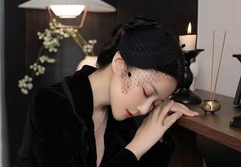 Xiuren秀人网 – 这组白茹雪Abby职业装套图，下载可得职场自信满满！
