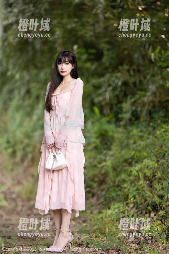 Xiuren秀人网 - 诗诗kiki牛仔裤的时尚笔记：原图里暗藏的生活节奏，轻轻挤入心间