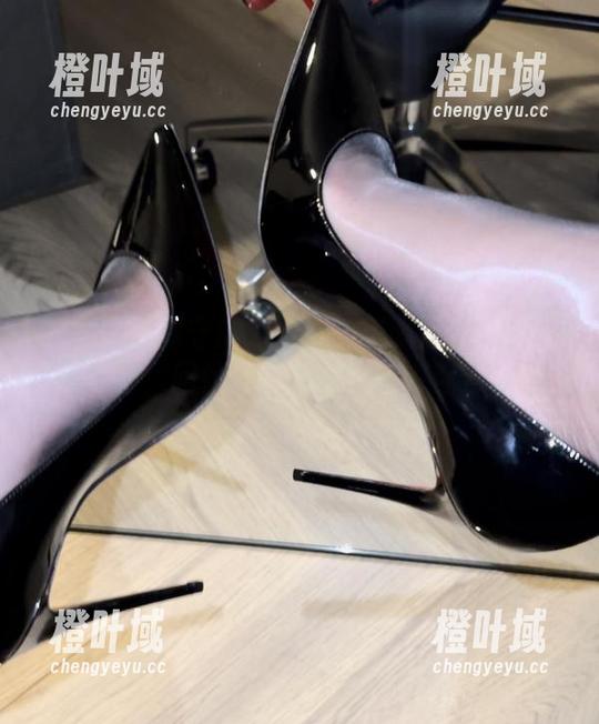 保守的二舅妈 微密圈 - 保守的二舅妈的圣诞追忆:原图更新,回忆的香气在空气中弥漫。