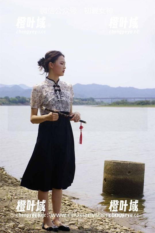 初夏女神 - 观看柒柒的原图，骨感较强，难道她是从梦里走出来的吗？