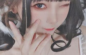 名赖弥七的写真世界：小狐狸的俏皮瞬间分享