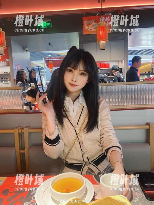 大肉丸Amiee 别只看大肉丸Amiee套装,看看全套图集里的心情波动!