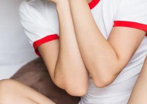 头条女神 – 信悦儿黑色写真：在黑暗的幽默中找到亮光，这照片可真别致！