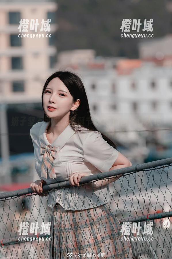 妍子坚不可摧的圣诞节COS原图：让人仿佛置身于糖果堆里，心情大好！