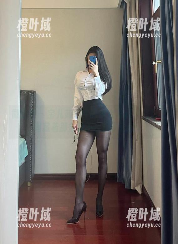 微密圈 - 宝儿茹171的少女写真：光影之间藏着那些说不出口的心动。