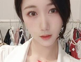 微密圈 – 沉浸在小玉吃果冻的浴室私拍中，原图让你欲罢不能的瞬间