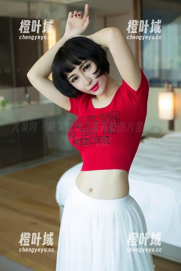 尤果网 - 跃入泳池，夏乔的图片里藏着无限夏日气息！