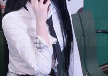 听，普美Bomi(보미)在LOOZY-隐秘舞台上的cos细语，真是令人难以抵挡的温柔。