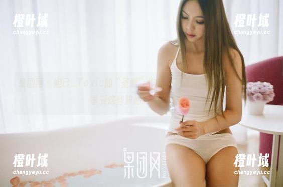 果团网 - 妲己_Toxic的“圣诞”作品，下载后意外地让我陷入了享受这些隐秘瞬间的迷惑！