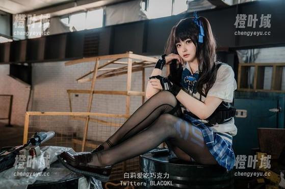 图库里的旗袍旋风：白莉爱吃巧克力教你如何优雅站立！