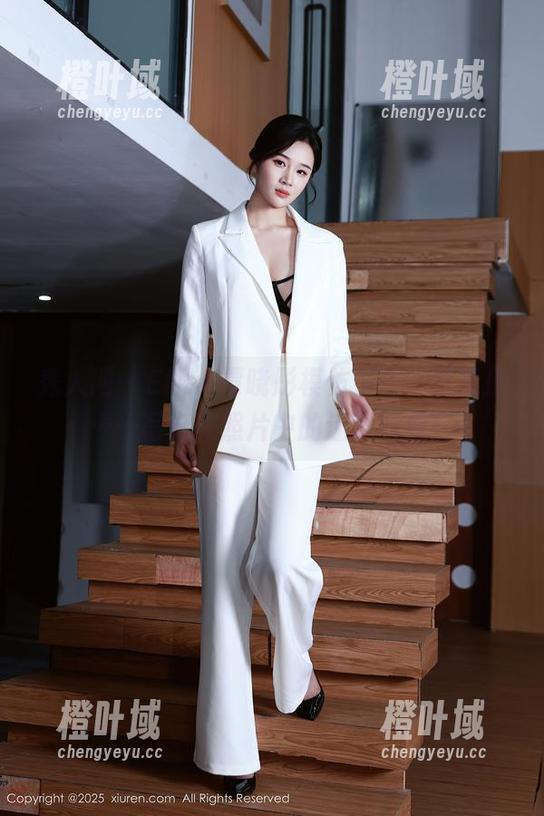 秀人网-Elise谭晓彤 秀人网 - Elise谭晓彤模仿天使,结果是……写真和照片中的迷离对视!