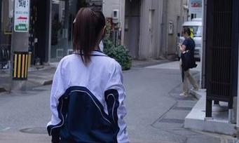 秀人网 – Emily尹菲婚纱：为啥相册里总有一张被隐形的写真？