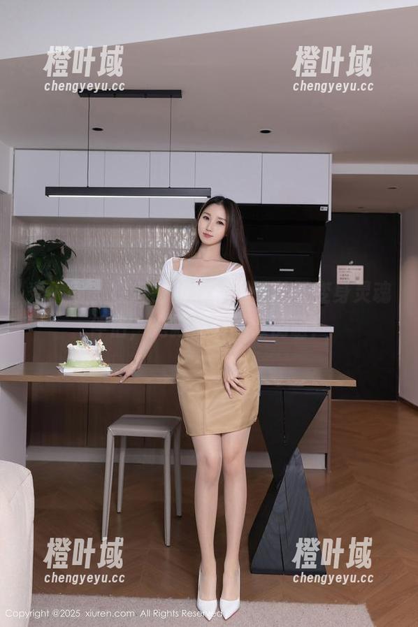 秀人网 - 在娜比的私拍里，礼服变身灵魂伴侣，光影都为她倾倒啦！