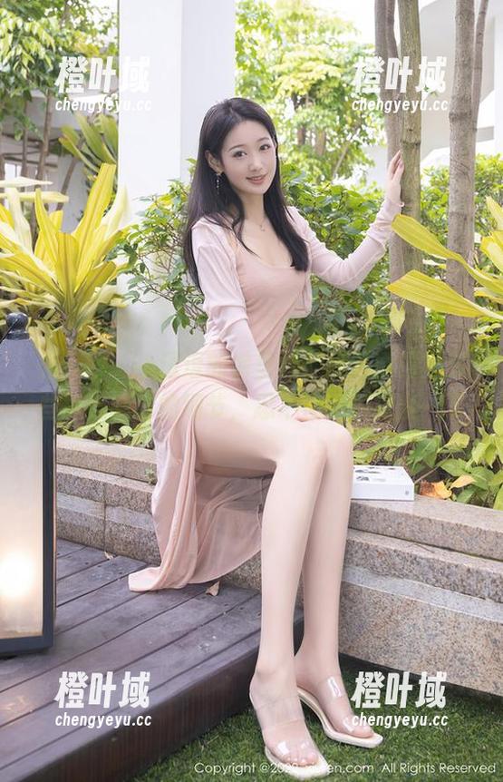 秀人网 - 小逗逗的裤里丝，精选原图里那些抓人眼球的细节，忍不住想多探索一下