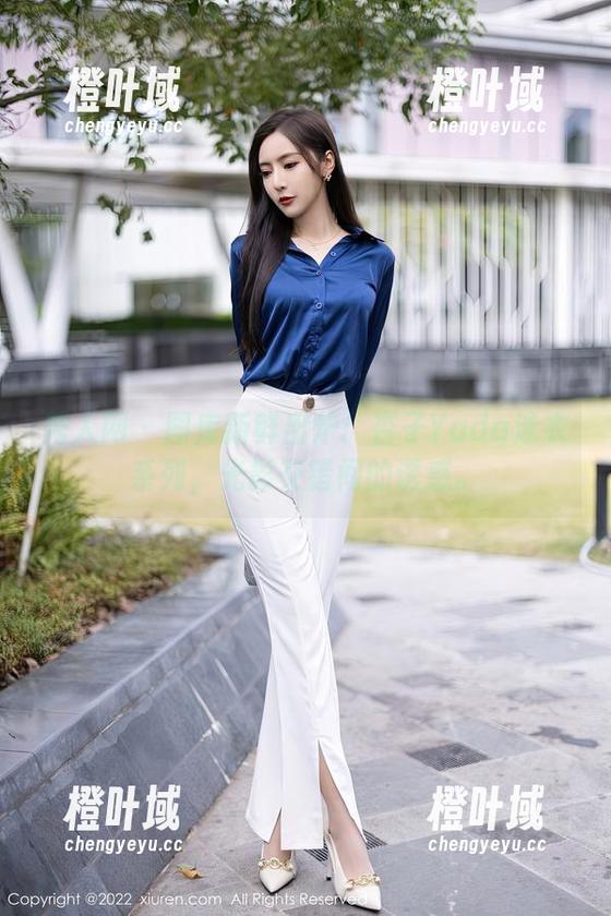 秀人网-杏子Yada 秀人网 - 图库新鲜出炉:杏子Yada泳衣系列,光影交错间的诱惑。