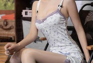秀人网 – 糖豆sisi的短裙情缘：高清图包，裙摆摇曳着未说出口的秘密。