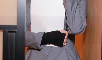 秀人网 – 萝莉悠悠酱的女友写真精选：让人忍不住想多看几眼的温柔。