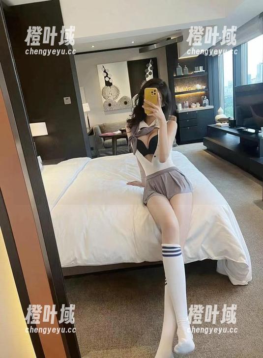 微密圈 - 分享葛征的“蝙蝠皮服”写真集：是该流行“夜行侠”风了？