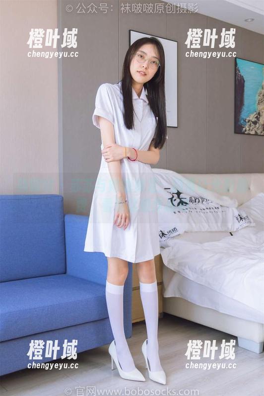袜啵啵 - 苏苏与她的裸足：别再让光影浪费，看看这组作品吧