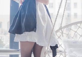在西园寺南歌的写真集里，白猫白色连体衣是怎样撩人的原图景致？