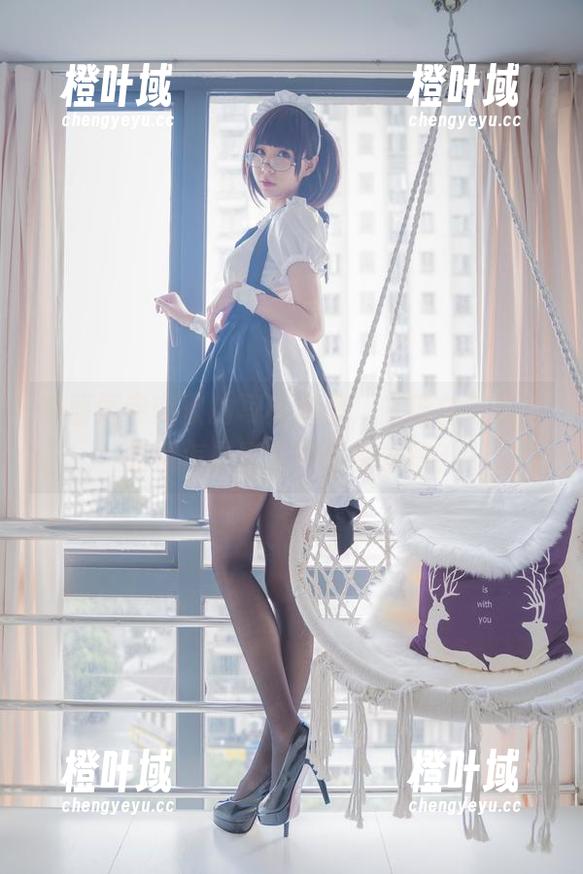在西园寺南歌的写真集里，白猫白色连体衣是怎样撩人的原图景致？