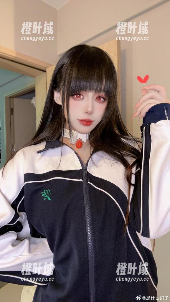 阿九从不咕咕竞泳COS合集，水中光影透出的那些微妙