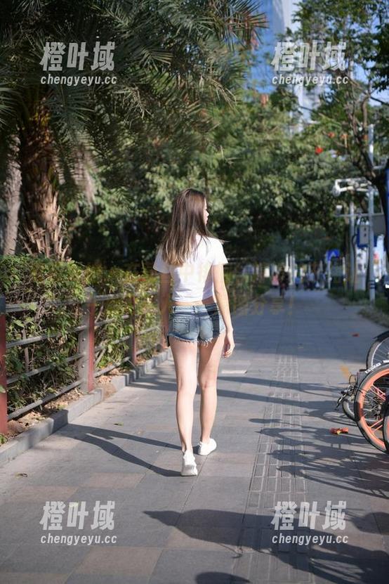 魔镜街拍-婷婷 魔镜街拍 - 在薄丝中徘徊,婷婷的灰裙让午后更迷人——原图分享!