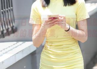 魔镜街拍 – 白色吊带连衣裙下隐藏的黑丝美腿：婷婷的私房合集，想知道她的故事吗？